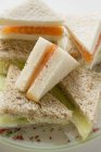 Sandwiches mit geräuchertem Lachs und Gurken — Stockfoto