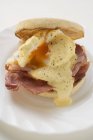 Muffin inglese con uovo fritto — Foto stock