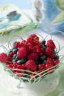 Смешанные ягоды в корзине — стоковое фото