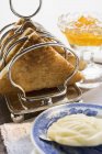 Nahaufnahme von Toast im Toastregal mit Butter und Orangenmarmelade — Stockfoto