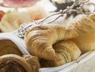 Croissant y pasteles dulces - foto de stock