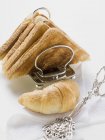 Pane tostato in cremagliera di pane tostato e croissant — Foto stock