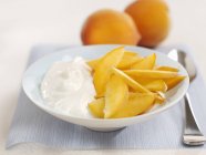 Yoghurt with fresh apricots — Stock Photo