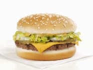 Hamburguesa con queso en servilleta de papel - foto de stock