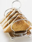 Крупный план треугольных тостов в стойке для тостов — стоковое фото