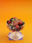 Крупный план мороженого со свежими ягодами и семенами — стоковое фото