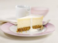 Pezzo di cheesecake sul piatto — Foto stock
