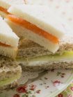 Сэндвичи с лососем и огурцом — стоковое фото