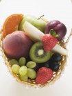 Frutas y bayas frescas en cesta - foto de stock