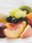 Frutas frescas en plato - foto de stock
