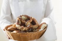 Donna con pretzel morbidi — Foto stock
