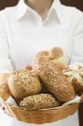Mulher segurando pão rolos — Fotografia de Stock