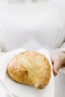 Mulher segurando pão — Fotografia de Stock