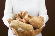 Femme tenant panier à pain — Photo de stock
