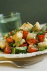 Фатуш - смажений хлібний салат на білій тарілці з виделкою — стокове фото