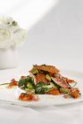 Bohnensalat mit Rotbarbe auf weißem Teller — Stockfoto