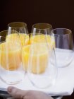 Diversi bicchieri di succo d'arancia — Foto stock
