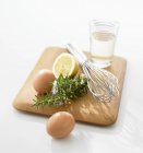 Huevos en escritorio de madera - foto de stock