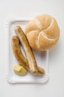 Ковбаски з гірчицею і хлібним рулетом — стокове фото