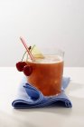 Closeup view of Rooibos with cherries and lime slice in glass — Stock Photo