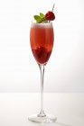 Primo piano vista della bevanda rossa con lamponi e foglie di menta in vetro — Foto stock