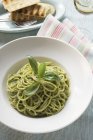 Spaghetti mit Pesto und Basilikum — Stockfoto