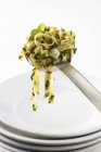 Tagliatelle nastro pasta al pesto — Foto stock