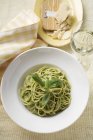 Спагетти с песто и базиликом — стоковое фото
