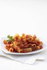Rigatoni amatriciana Pasta mit Cabanossi — Stockfoto
