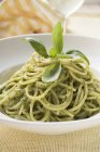 Спагетти с песто и базиликом — стоковое фото