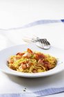Спагетти карбонара с жареным лососем — стоковое фото