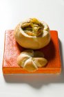 Хлебный рулон с моллюсками на красном столе — стоковое фото