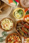 Мексиканская еда в мисках — стоковое фото