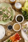 Азіатська їжа з куркою каррі на дерев'яні поверхні столу — стокове фото