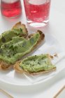 Bruschetta con diffusione di avocado — Foto stock