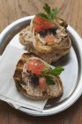 Crostini con tonno e pomodoro — Foto stock