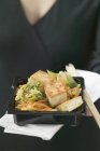 Donna che tiene tofu con verdure — Foto stock