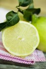 Mezzo limone con foglie — Foto stock