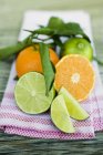 Clementine fresche mature e lime — Foto stock