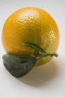 Frische Orange mit Blatt — Stockfoto
