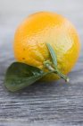 Frische reife Orange mit Blatt — Stockfoto