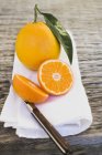 Naranja fresca madura y mitades - foto de stock