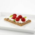 Cottage cheese and raspberries on bread — Stock Photo