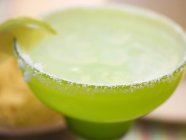 Cocktail de limão em vidro verde — Fotografia de Stock
