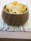 Tortilla chips en cuenco de madera - foto de stock