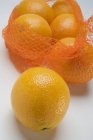 Oranges mûres fraîches dans le filet — Photo de stock