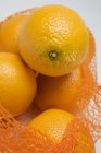 Frische reife Orangen im Netz — Stockfoto
