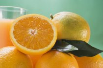 Copo de suco fresco com laranjas — Fotografia de Stock