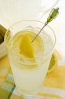 Limonata in vetro con limoni freschi — Foto stock