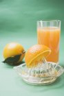 Свежий сок с апельсинами — стоковое фото